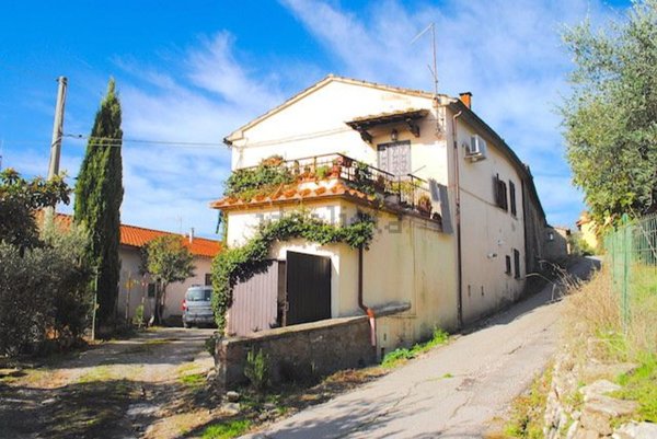 casa indipendente in vendita a Cortona