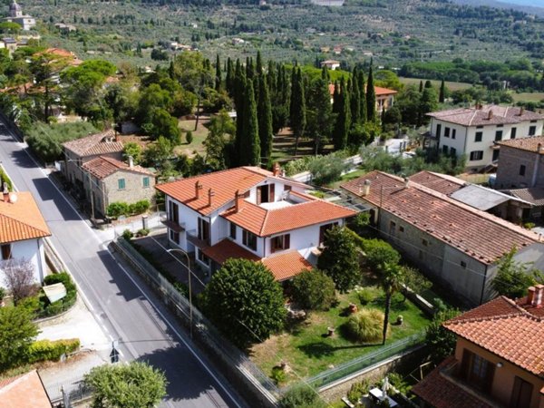 casa indipendente in vendita a Cortona in zona Camucia