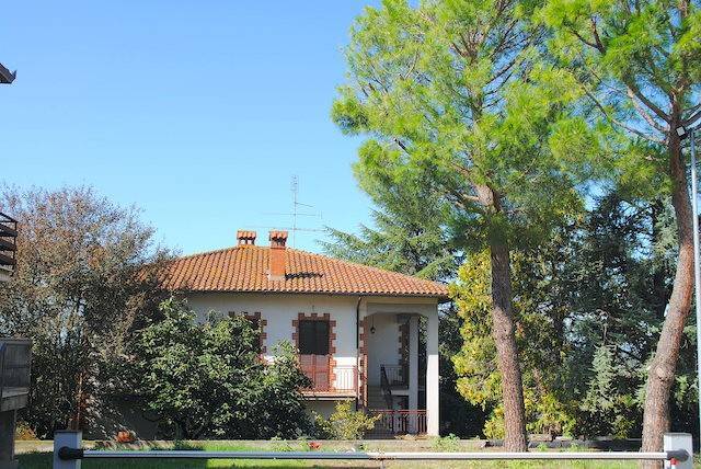 casa indipendente in vendita a Cortona