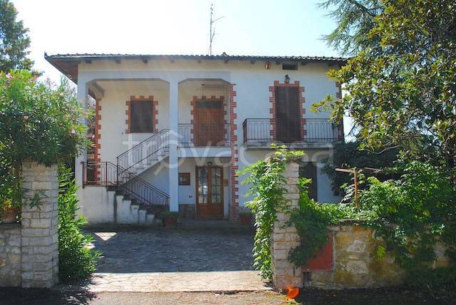 casa indipendente in vendita a Cortona