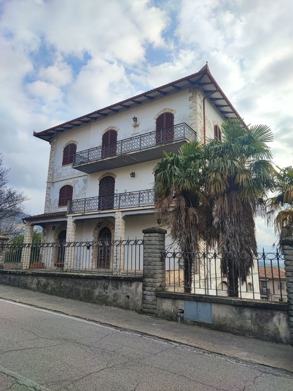 casa indipendente in vendita a Cortona in zona Camucia