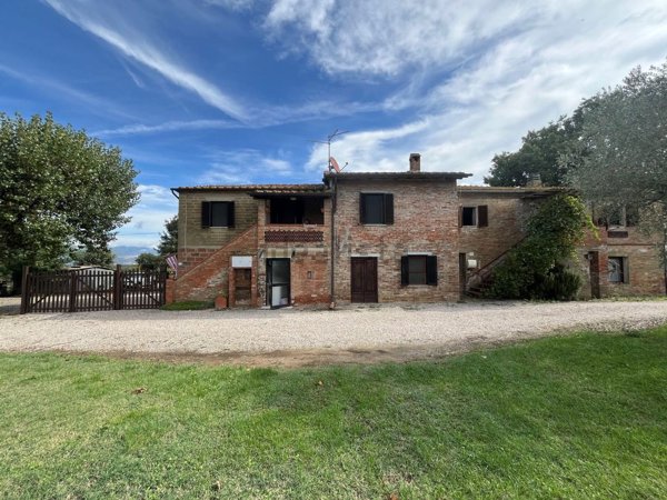 casa indipendente in vendita a Cortona
