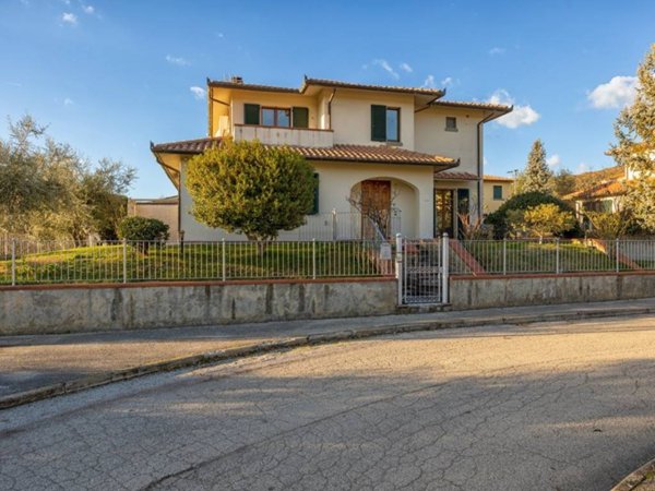 casa indipendente in vendita a Cortona