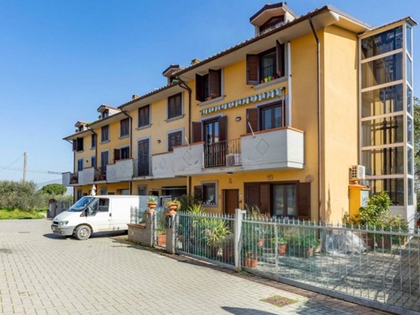 casa indipendente in vendita a Cortona in zona Montecchio