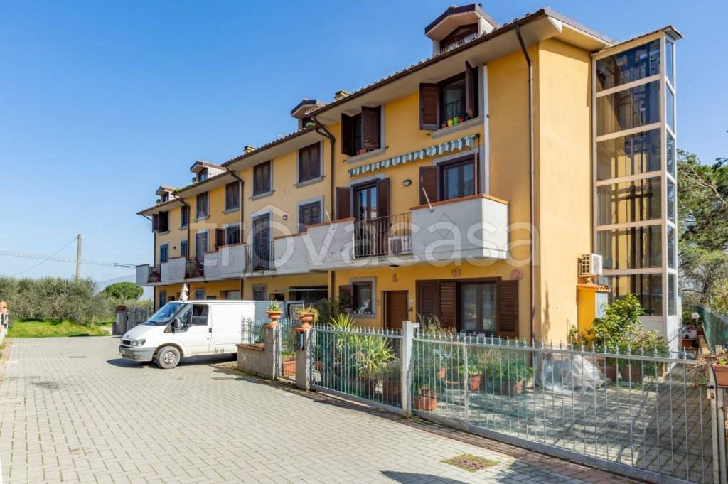 casa indipendente in vendita a Cortona in zona Montecchio