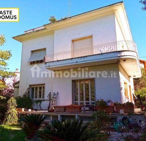 casa indipendente in vendita a Cortona in zona Camucia