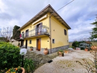 casa indipendente in vendita a Cortona in zona Montecchio