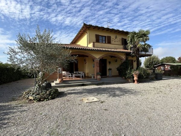 casa indipendente in vendita a Cortona in zona Camucia