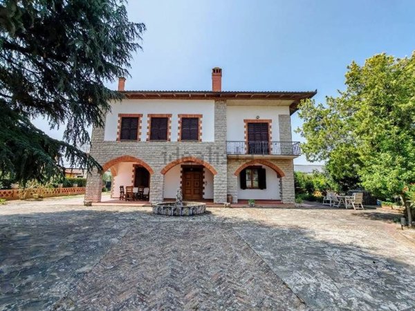 casa indipendente in vendita a Cortona