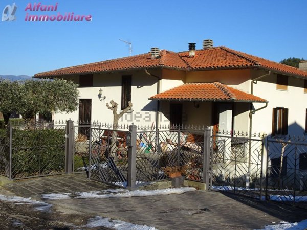 casa indipendente in vendita a Cortona