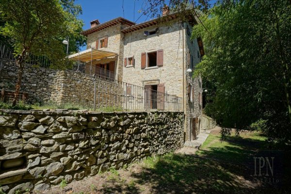 casa indipendente in vendita a Cortona