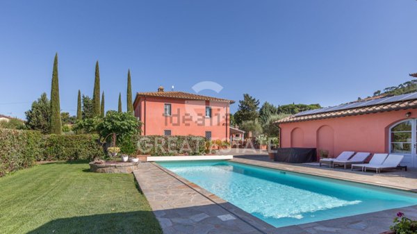 casa indipendente in vendita a Cortona