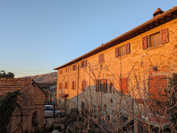 casa indipendente in vendita a Cortona