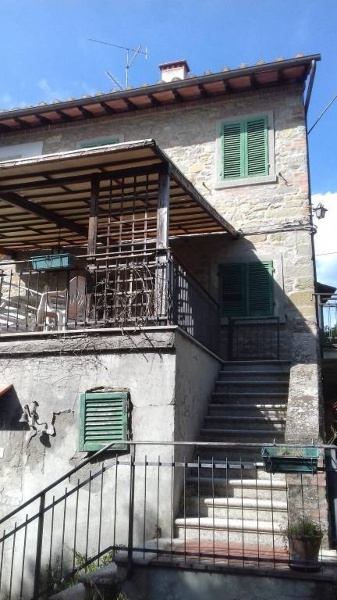casa indipendente in vendita a Cortona