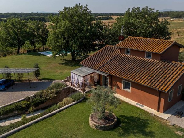 casa indipendente in vendita a Cortona