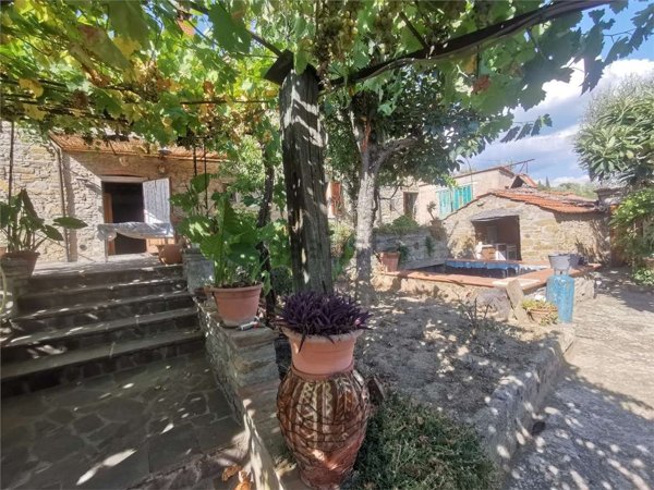 casa indipendente in vendita a Cortona