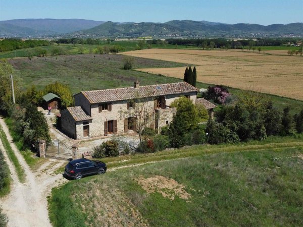 casa indipendente in vendita a Cortona