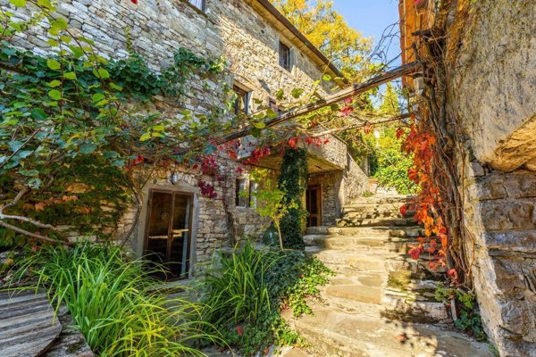 casa indipendente in vendita a Cortona in zona Pierle