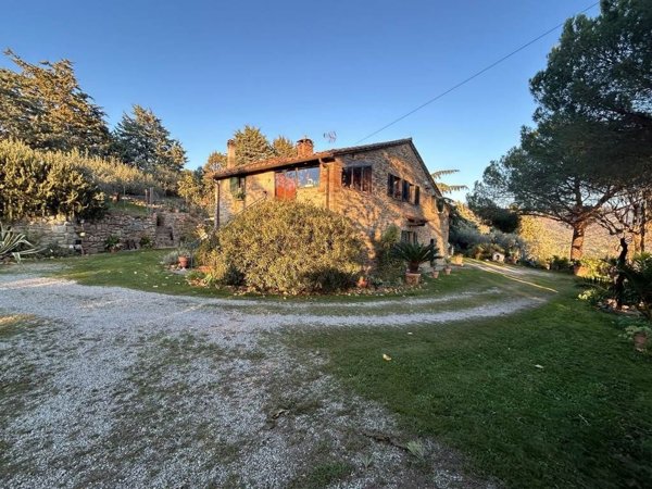 casa indipendente in vendita a Cortona in zona Camucia