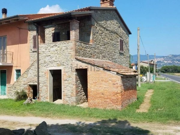 casa indipendente in vendita a Cortona in zona Camucia