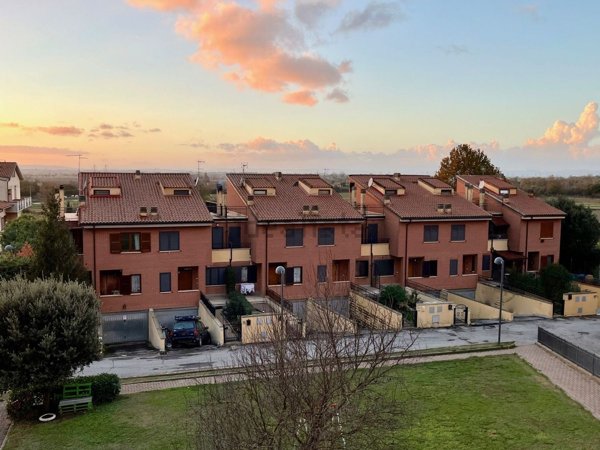 casa indipendente in vendita a Cortona in zona Camucia