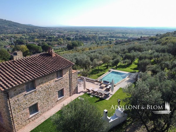 casa indipendente in vendita a Cortona