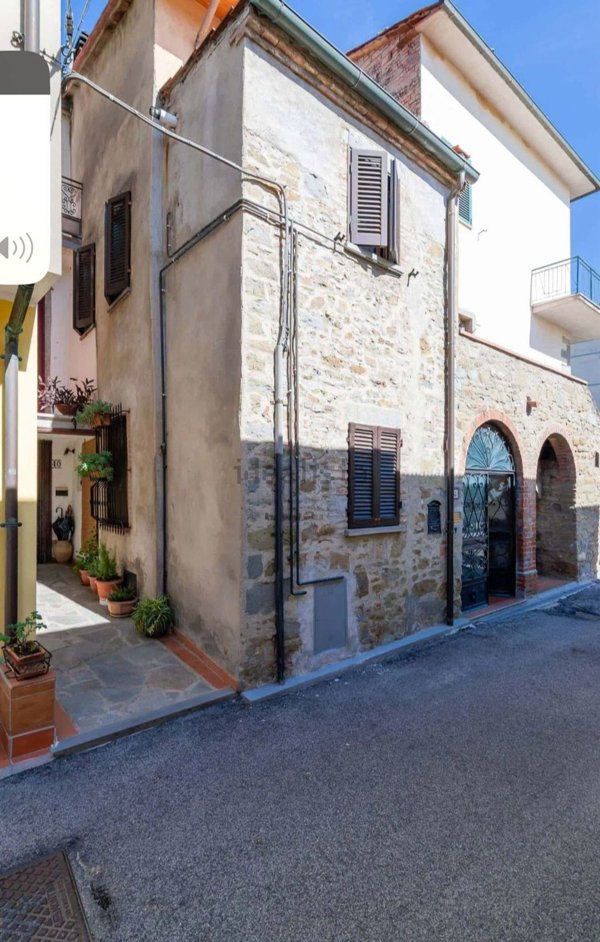 casa indipendente in vendita a Cortona in zona Camucia