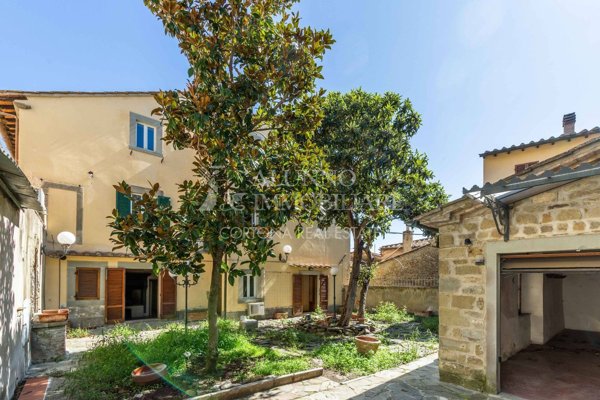 casa indipendente in vendita a Cortona