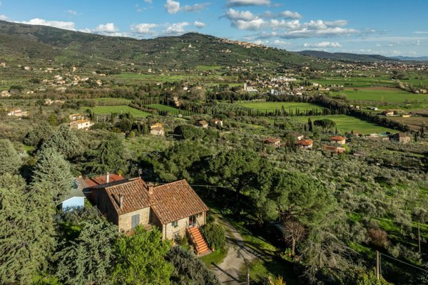 casa indipendente in vendita a Cortona