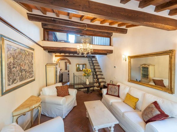 casa indipendente in vendita a Cortona