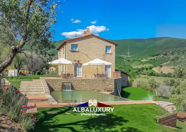 casa indipendente in vendita a Cortona