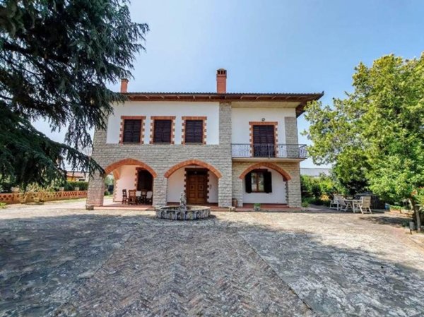 casa indipendente in vendita a Cortona