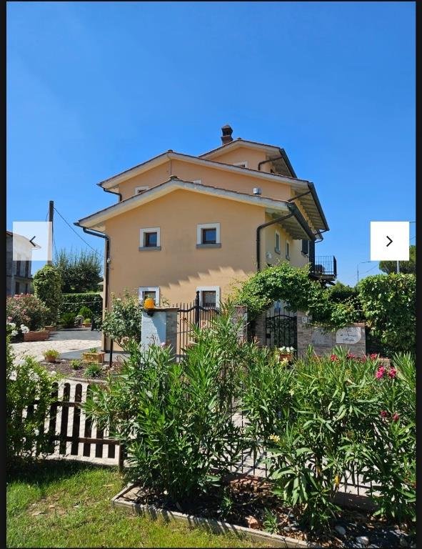 casa indipendente in vendita a Cortona in zona Camucia