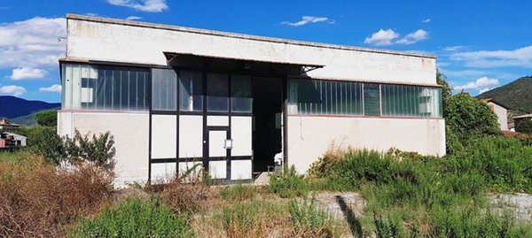 locale commerciale in vendita a Cortona in zona Ossaia