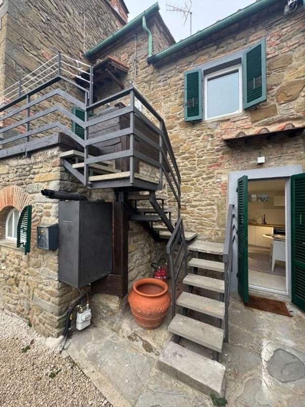 casa indipendente in vendita a Cortona