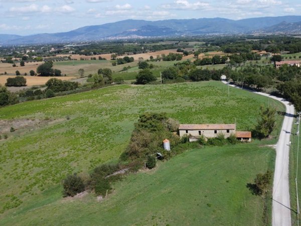 casa indipendente in vendita a Cortona