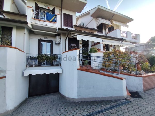 casa indipendente in vendita a Cortona in zona Camucia