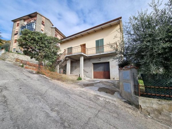 casa indipendente in vendita a Cortona in zona Camucia