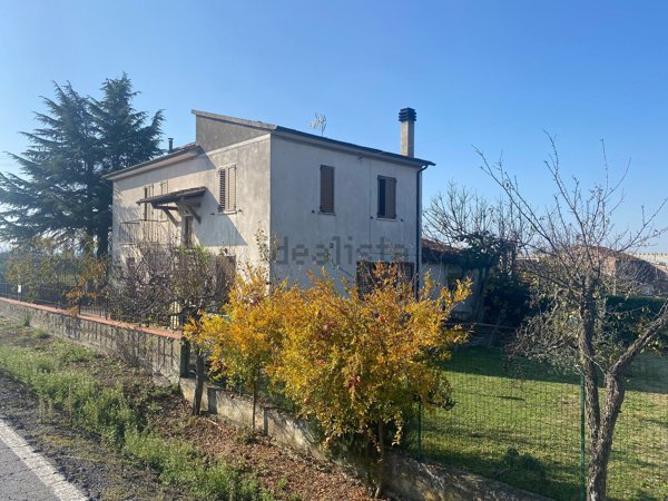 casa indipendente in vendita a Cortona