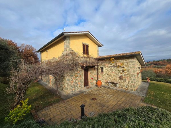 casa indipendente in vendita a Cortona