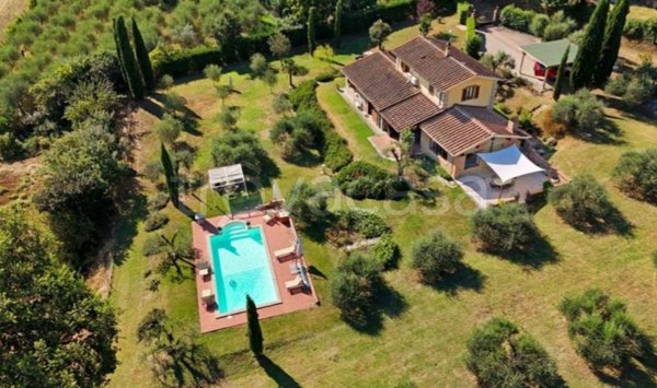 casa indipendente in vendita a Cortona