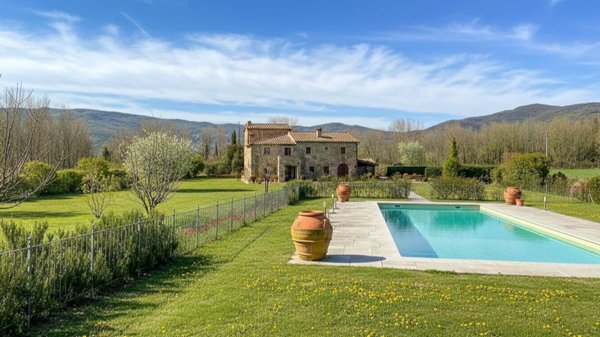 casa indipendente in vendita a Cortona