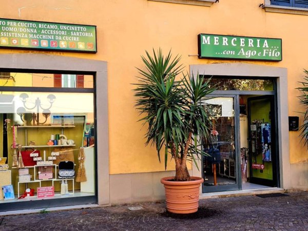 negozio in vendita a Cortona in zona Camucia