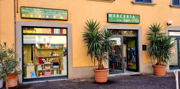 negozio in vendita a Cortona in zona Camucia