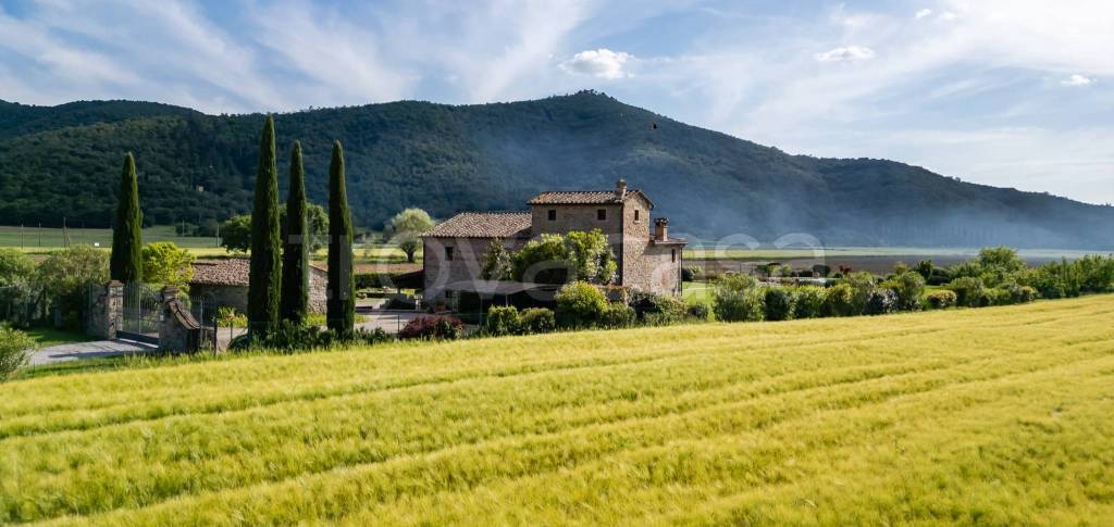 casa indipendente in vendita a Cortona