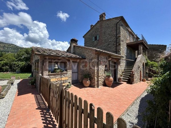 casa indipendente in vendita a Cortona in zona Camucia