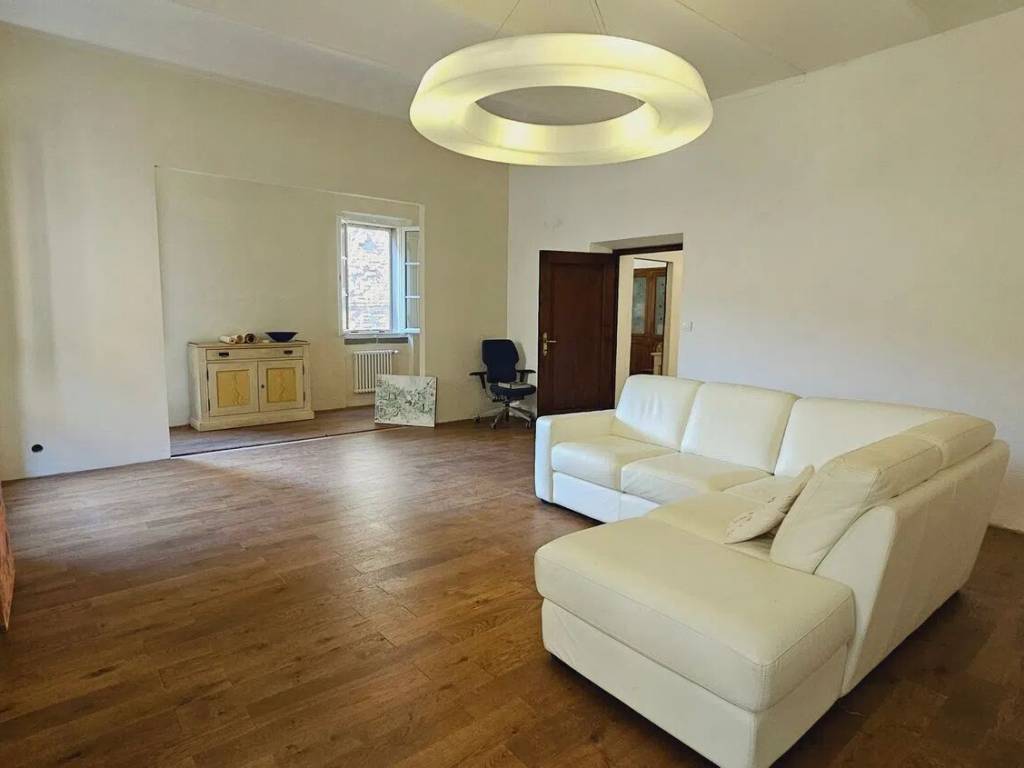 casa indipendente in vendita a Cortona