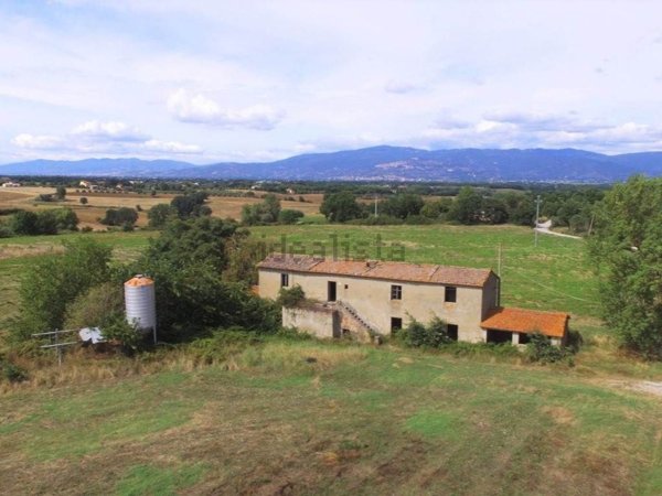 casa indipendente in vendita a Cortona