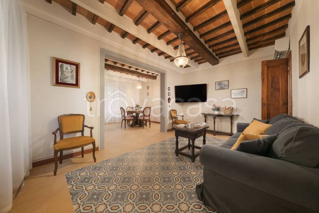 casa indipendente in vendita a Cortona