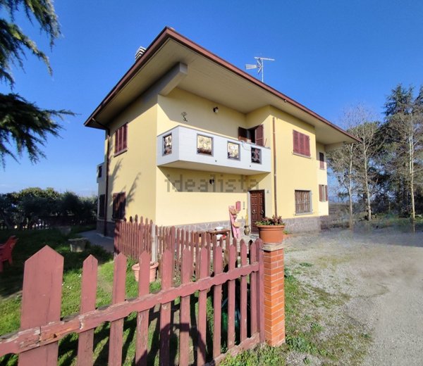 casa indipendente in vendita a Cortona